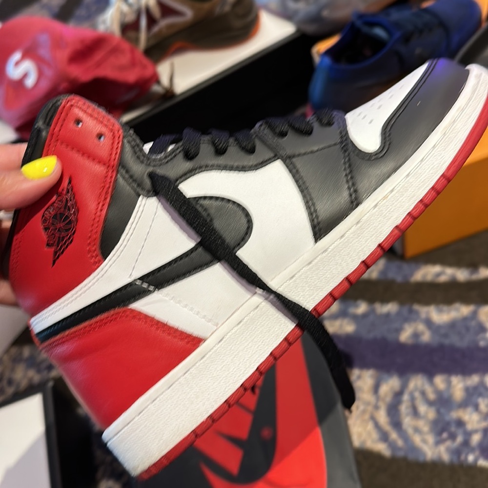 Nike Jordan 1 retro high OG size 7y can fit women 8-8.5